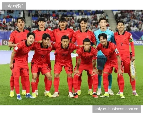 韩国队纸面实力位居亚洲前列,孙兴慜与黄喜灿的英超组合将是其进攻关键。 韩国队纸面实力位居亚洲前列,孙兴慜与黄喜灿的英超组合将是其进攻关键。